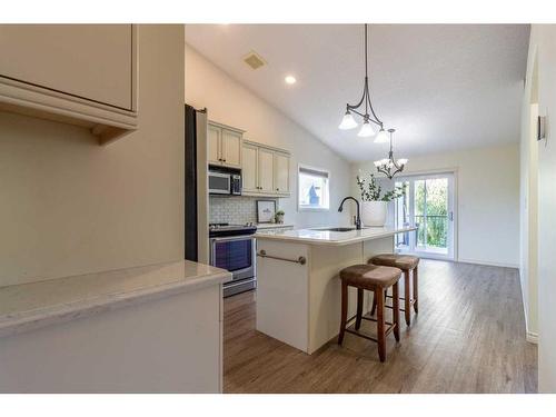 15 Sierra Lane Sw, Medicine Hat, AB - Indoor Photo Showing Kitchen