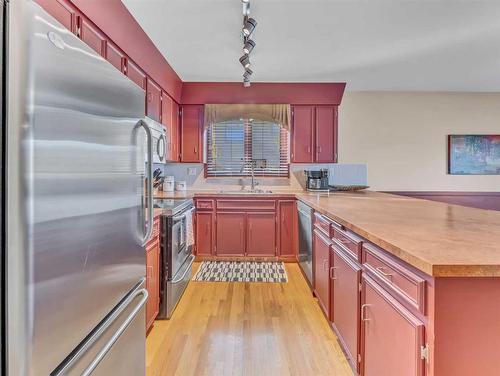 8 Ross View Place Se, Medicine Hat, AB - Indoor Photo Showing Kitchen