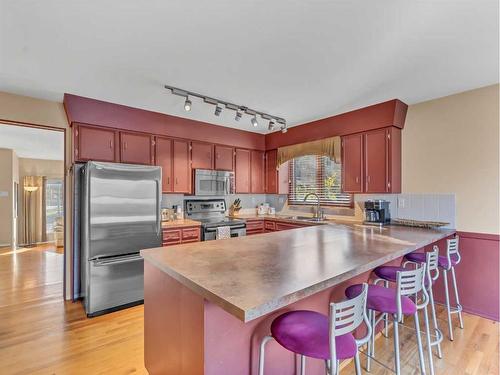 8 Ross View Place Se, Medicine Hat, AB - Indoor Photo Showing Kitchen With Double Sink