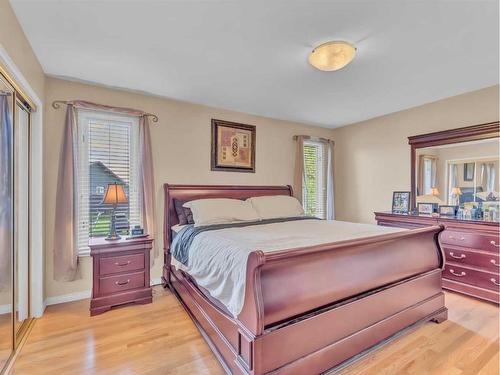 8 Ross View Place Se, Medicine Hat, AB - Indoor Photo Showing Bedroom