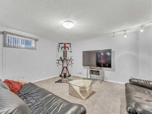 8 Ross View Place Se, Medicine Hat, AB - Indoor Photo Showing Living Room