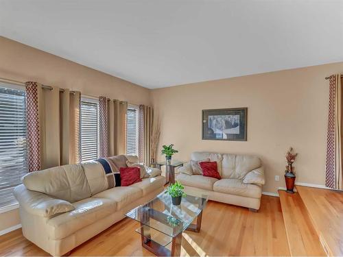 8 Ross View Place Se, Medicine Hat, AB - Indoor Photo Showing Living Room