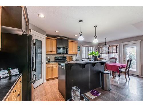 251 Hamptons Way Se, Medicine Hat, AB - Indoor Photo Showing Kitchen