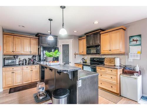 251 Hamptons Way Se, Medicine Hat, AB - Indoor Photo Showing Kitchen