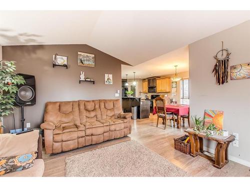 251 Hamptons Way Se, Medicine Hat, AB - Indoor Photo Showing Living Room