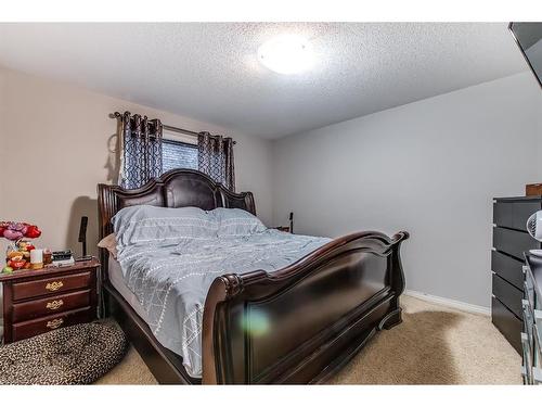 251 Hamptons Way Se, Medicine Hat, AB - Indoor Photo Showing Bedroom