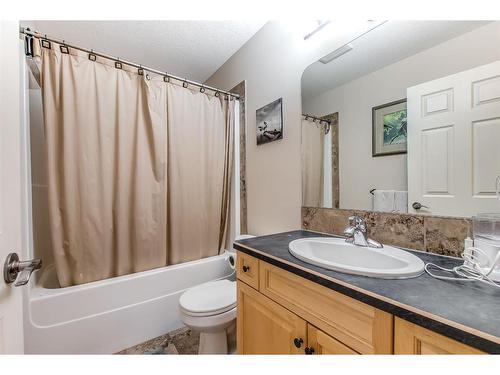 251 Hamptons Way Se, Medicine Hat, AB - Indoor Photo Showing Bathroom