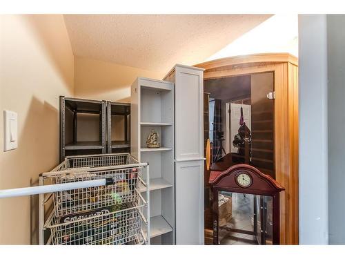 251 Hamptons Way Se, Medicine Hat, AB - Indoor Photo Showing Other Room