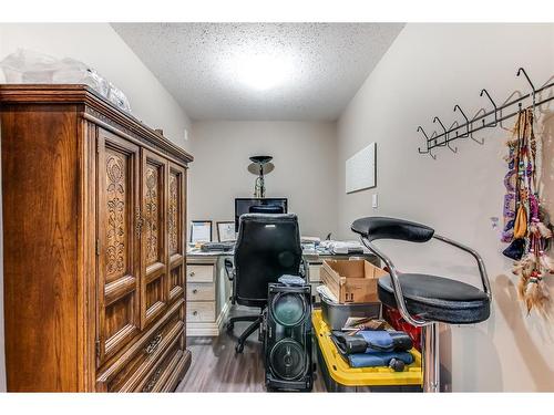 251 Hamptons Way Se, Medicine Hat, AB - Indoor Photo Showing Office