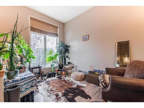 251 Hamptons Way Se, Medicine Hat, AB - Indoor Photo Showing Living Room