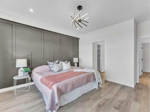 32 Somerside Way Se, Medicine Hat, AB - Indoor Photo Showing Bedroom