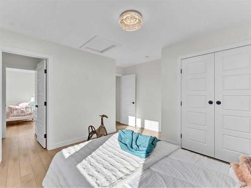 32 Somerside Way Se, Medicine Hat, AB - Indoor Photo Showing Bedroom