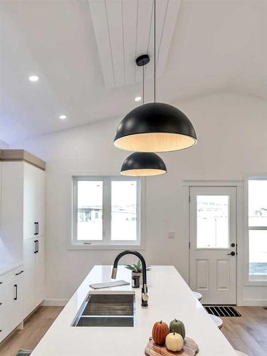 32 Somerside Way Se, Medicine Hat, AB - Indoor Photo Showing Kitchen With Double Sink