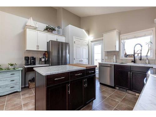 20 Cottonwood Close Sw, Medicine Hat, AB - Indoor Photo Showing Kitchen