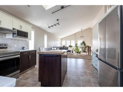 20 Cottonwood Close Sw, Medicine Hat, AB - Indoor Photo Showing Kitchen