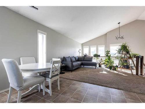 20 Cottonwood Close Sw, Medicine Hat, AB - Indoor Photo Showing Dining Room