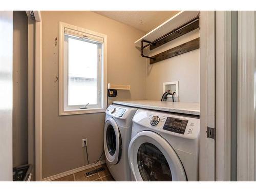 20 Cottonwood Close Sw, Medicine Hat, AB - Indoor Photo Showing Laundry Room