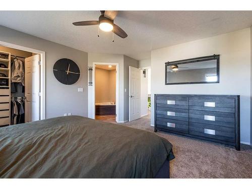 20 Cottonwood Close Sw, Medicine Hat, AB - Indoor Photo Showing Bedroom