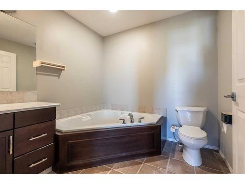 20 Cottonwood Close Sw, Medicine Hat, AB - Indoor Photo Showing Bathroom