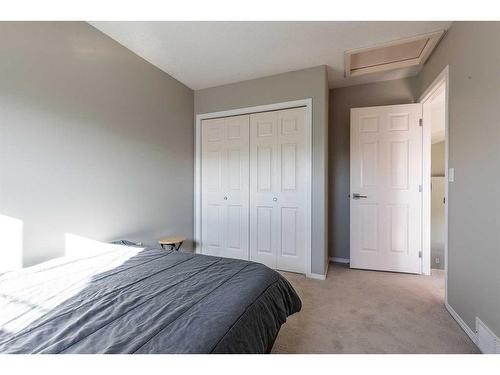 20 Cottonwood Close Sw, Medicine Hat, AB - Indoor Photo Showing Bedroom