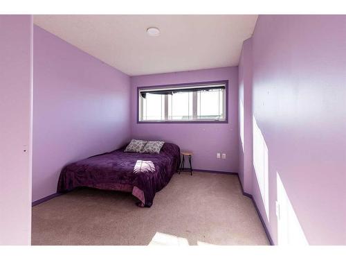 20 Cottonwood Close Sw, Medicine Hat, AB - Indoor Photo Showing Bedroom