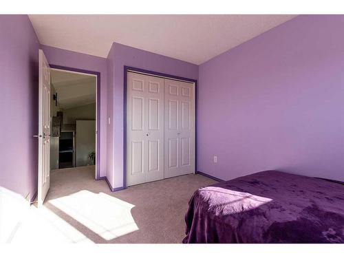 20 Cottonwood Close Sw, Medicine Hat, AB - Indoor Photo Showing Bedroom