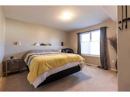 20 Cottonwood Close Sw, Medicine Hat, AB - Indoor Photo Showing Bedroom