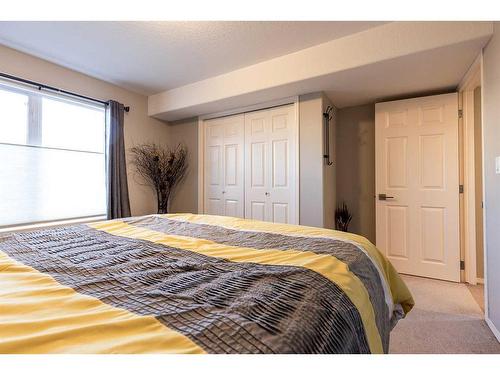 20 Cottonwood Close Sw, Medicine Hat, AB - Indoor Photo Showing Bedroom