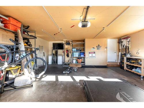 20 Cottonwood Close Sw, Medicine Hat, AB - Indoor Photo Showing Garage