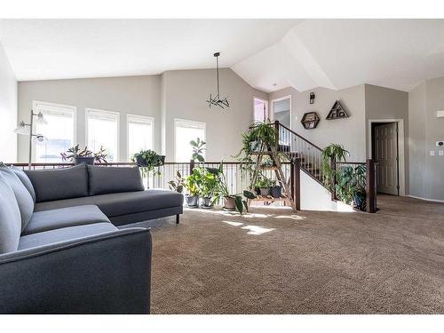 20 Cottonwood Close Sw, Medicine Hat, AB - Indoor Photo Showing Living Room