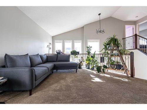 20 Cottonwood Close Sw, Medicine Hat, AB - Indoor Photo Showing Living Room