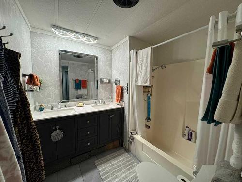 211 Centre Street, Empress, AB - Indoor Photo Showing Bathroom