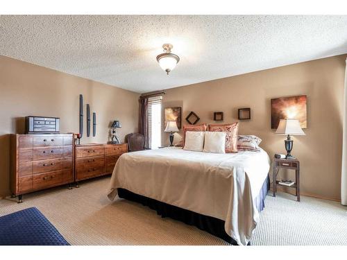 2-1165 16 Street Ne, Medicine Hat, AB - Indoor Photo Showing Bedroom