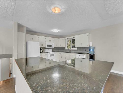 18 Rossland Place Se, Medicine Hat, AB - Indoor Photo Showing Kitchen