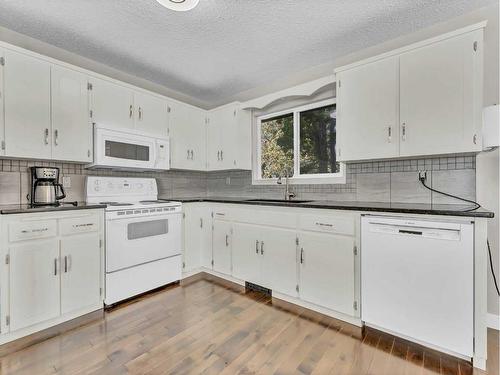 18 Rossland Place Se, Medicine Hat, AB - Indoor Photo Showing Kitchen