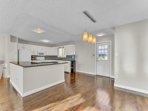 18 Rossland Place Se, Medicine Hat, AB - Indoor Photo Showing Kitchen