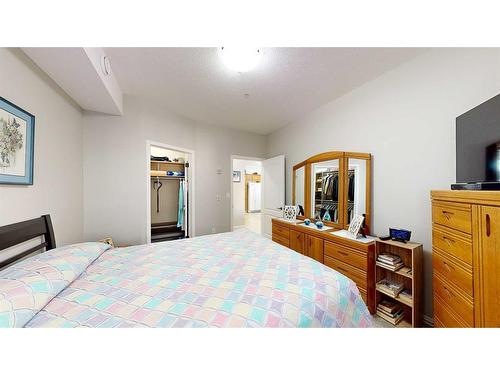 207-2800 13 Avenue Se, Medicine Hat, AB - Indoor Photo Showing Bedroom