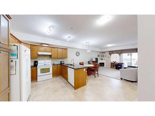 207-2800 13 Avenue Se, Medicine Hat, AB - Indoor Photo Showing Kitchen