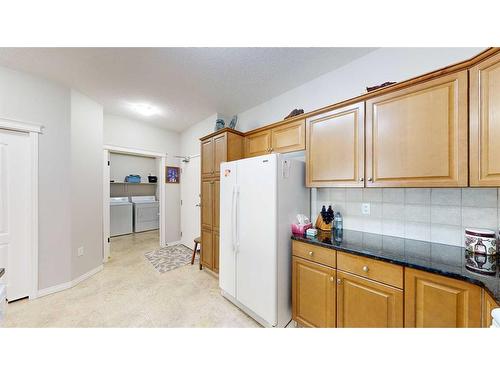 207-2800 13 Avenue Se, Medicine Hat, AB - Indoor Photo Showing Kitchen