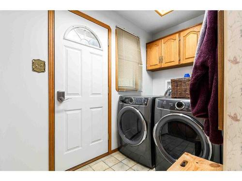 560 4 Street Ne, Medicine Hat, AB - Indoor Photo Showing Laundry Room