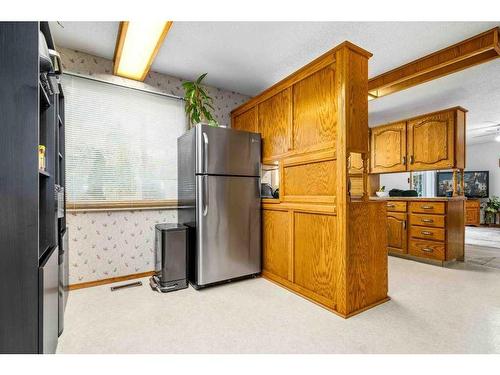 560 4 Street Ne, Medicine Hat, AB - Indoor Photo Showing Kitchen