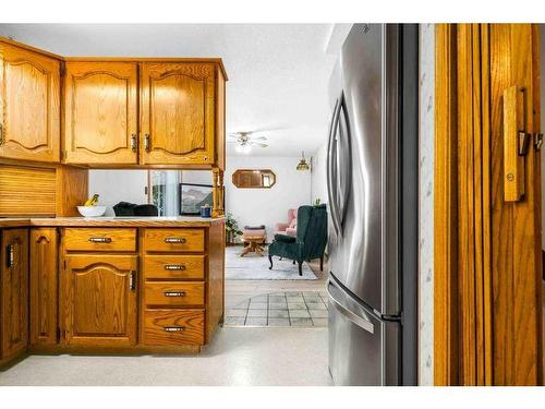 560 4 Street Ne, Medicine Hat, AB - Indoor Photo Showing Kitchen