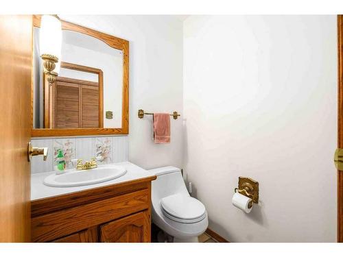 560 4 Street Ne, Medicine Hat, AB - Indoor Photo Showing Bathroom