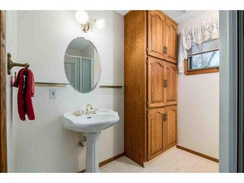 560 4 Street Ne, Medicine Hat, AB - Indoor Photo Showing Bathroom