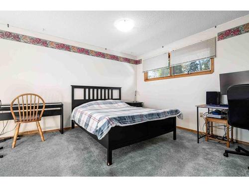 560 4 Street Ne, Medicine Hat, AB - Indoor Photo Showing Bedroom