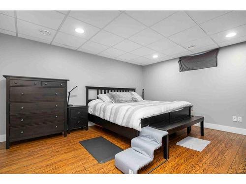 560 4 Street Ne, Medicine Hat, AB - Indoor Photo Showing Bedroom