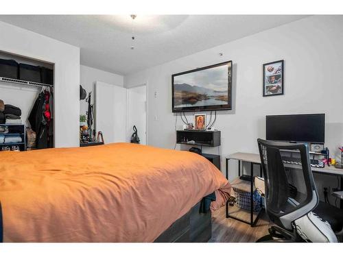 403-1632 Saamis Drive Nw, Medicine Hat, AB - Indoor Photo Showing Bedroom