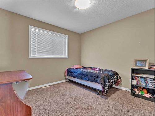 53 Hamptons Way Se, Medicine Hat, AB - Indoor Photo Showing Bedroom