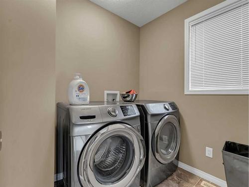 53 Hamptons Way Se, Medicine Hat, AB - Indoor Photo Showing Laundry Room