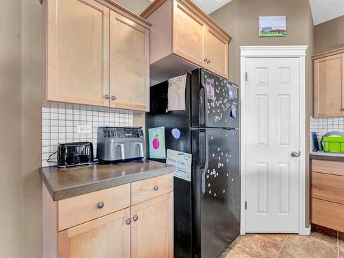 53 Hamptons Way Se, Medicine Hat, AB - Indoor Photo Showing Kitchen